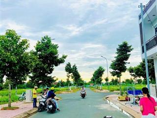 Bán nền đất trong kdc thủ thừa, phía sau trung tâm thể thao