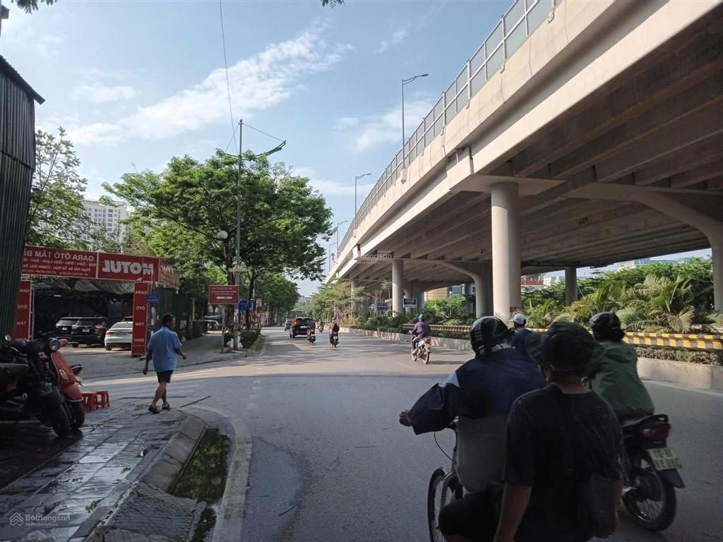Bán đất tặng nhà, mặt ngõ thông rộng 10m ra mặt phố phạm văn đồng, cạnh metro, giá 170tr/m2