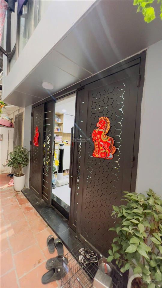 Cực hiếm tại nguyễn chí thanh, ba đình 5.6ty, 23m, 3 ngủ, ngõ thông không qh, 20m ra oto, chủ mót.