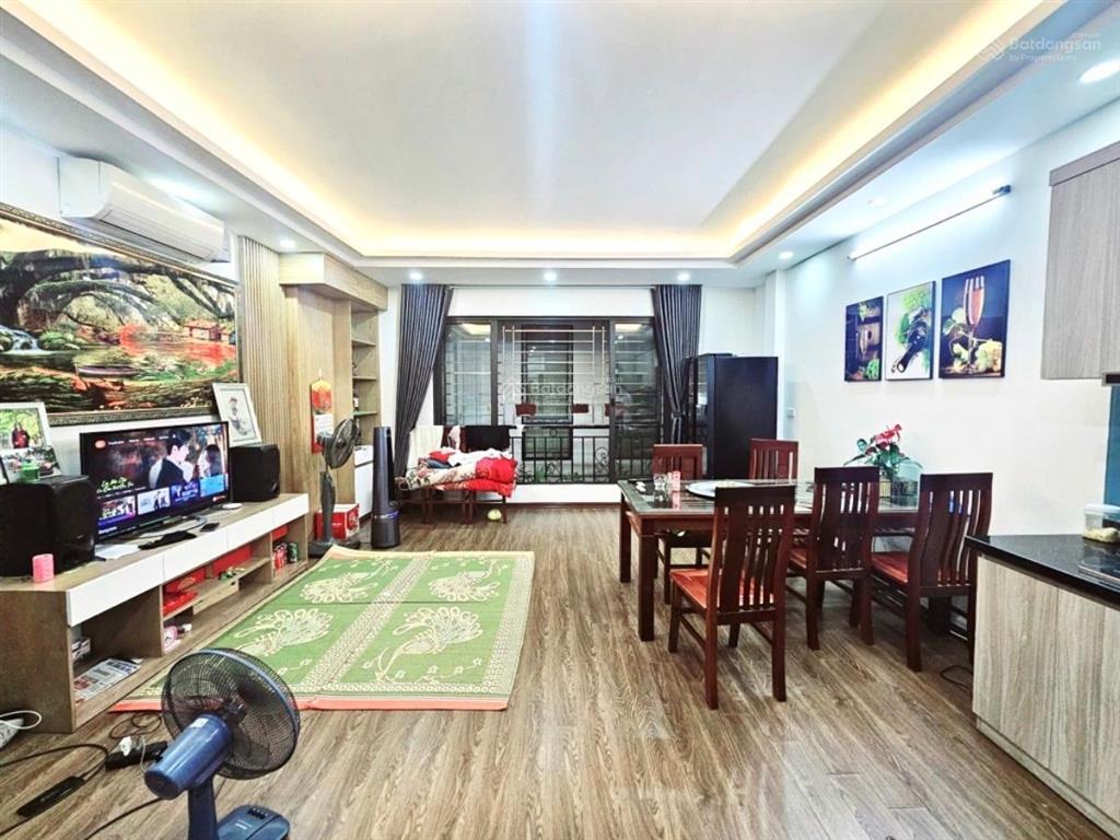 Bán gấp nhà võ chí công, cầu giấy, ngõ riêng không, 7,4 tỷ, 40 m2, 5 tầng hàng hiếm chính chủ.