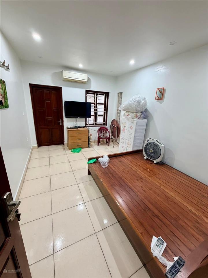 Bán gấp nhà ngõ 135 đội cấn gần lăng bác 38m2, 4 tầng, 3 ngủ nhà đẹp thoáng sáng, giá 200tr/m2