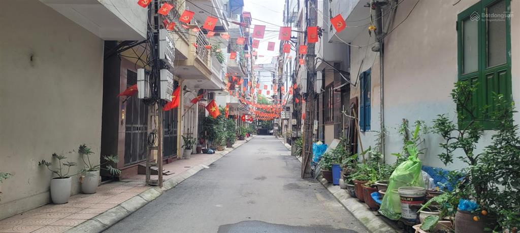 Bán gấp nhà lạc long quân, cầu giấy dt 64m, 4 tầng ngõ thông, 50m ra phố giá cần bán gấp.