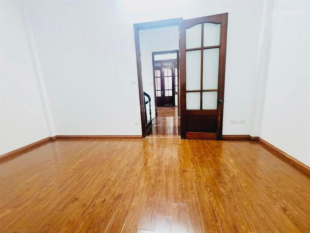 Bán gấp nhà lạc long quân, cầu giấy dt 64m, 4 tầng ngõ thông, 50m ra phố giá cần bán gấp.