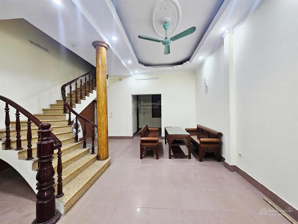 Cần tiền bán gấp giảm sốc 5ty, phân lô oto tránh hoàng quốc việt, 2 thoáng, dt 55m, 4 tầng, tl tốt.