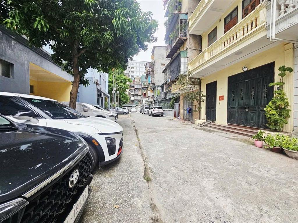 Cần tiền bán gấp giảm sốc 5ty, phân lô oto tránh hoàng quốc việt, 2 thoáng, dt 55m, 4 tầng, tl tốt.