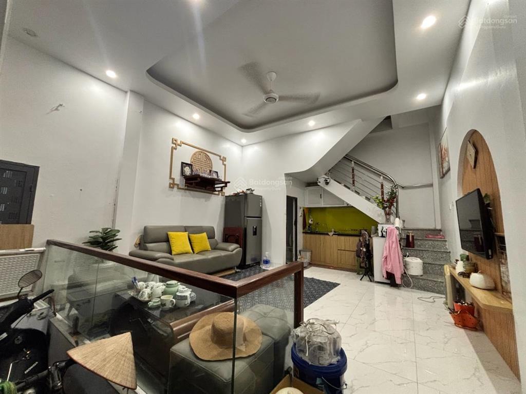 Bán gấp nhà đội cấn, ngõ thông 30m ra mặt phố, dt32m, 3 tầng, 3 ngủ, nhỉnh 8ty, ko quy hoạch.