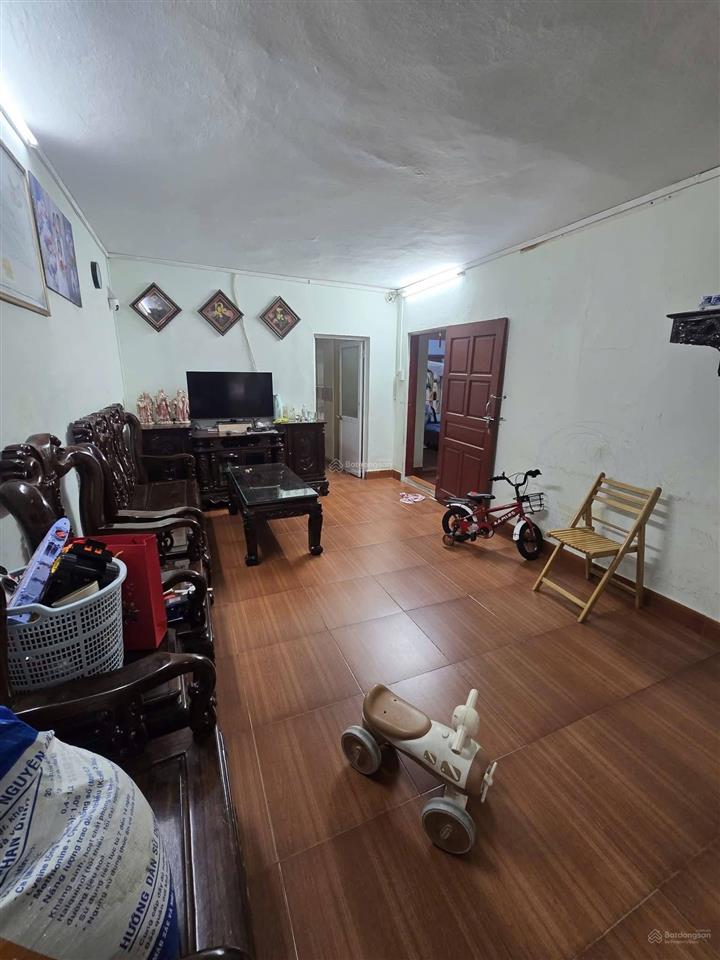 Bán căn hộ tập thể nghĩa tân cầu giấy nhà đẹp ở ngay 200m2, giá chỉ 34t/m2, cần tiền bán gấp giá đt