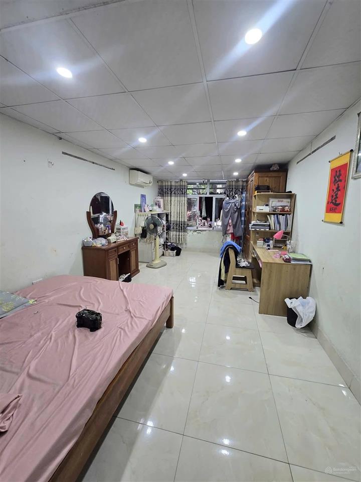 Bán căn hộ tập thể nghĩa tân cầu giấy nhà đẹp ở ngay 200m2, giá chỉ 34t/m2, cần tiền bán gấp giá đt