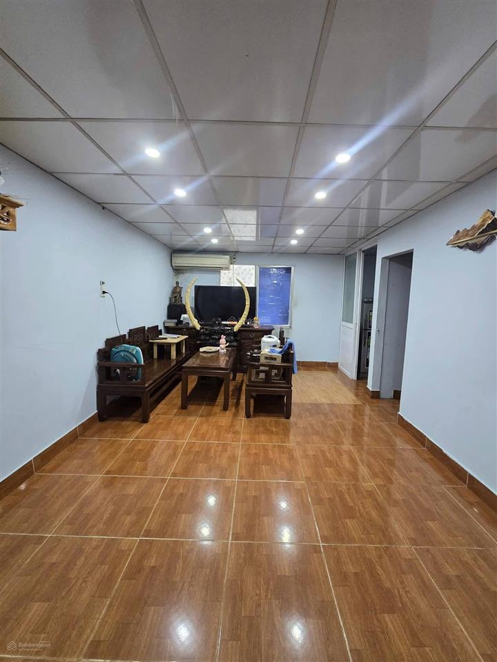 Bán căn hộ tập thể nghĩa tân cầu giấy nhà đẹp ở ngay 200m2, giá chỉ 34t/m2, cần tiền bán gấp giá đt
