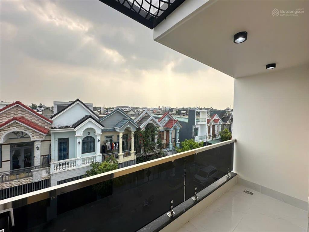 Bán nhà 1 trệt 1 lầu 1 tủm tặng full nội thất thuận an,bình dương giá tốt