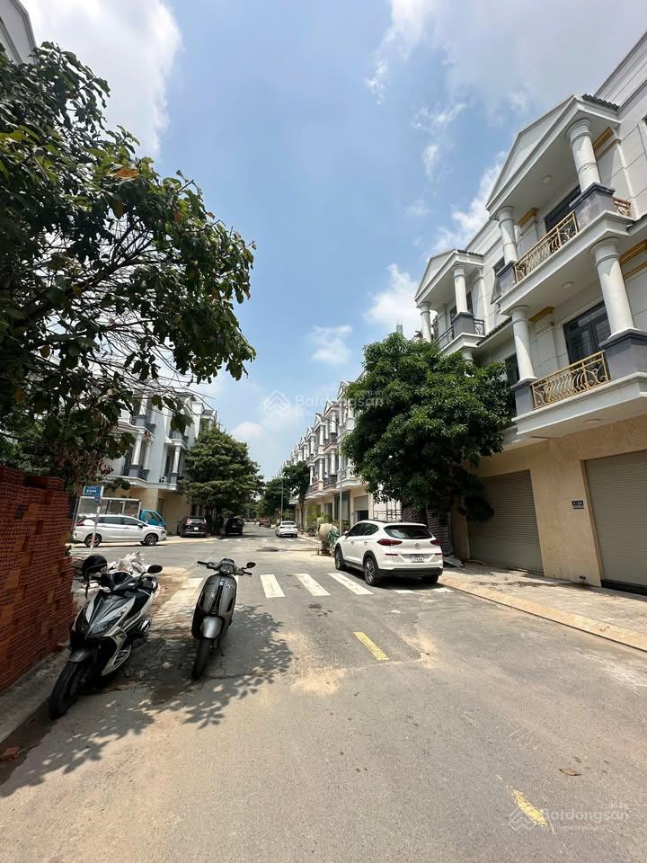 Chủ ngộp ngân hàng cần bán gấp căn nhà 1 trệt 2 lầu sổ hoàn công ,rẻ hơn các căn khác 300tr