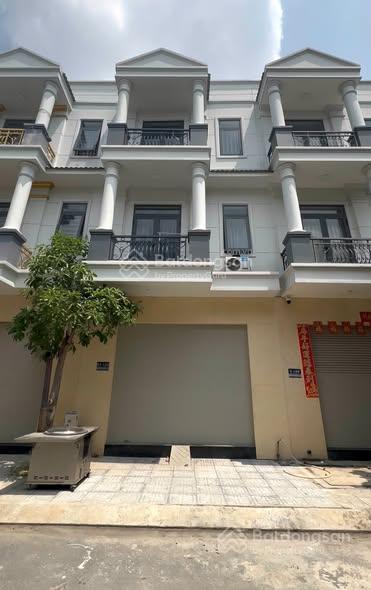 Chủ ngộp ngân hàng cần bán gấp căn nhà 1 trệt 2 lầu sổ hoàn công ,rẻ hơn các căn khác 300tr