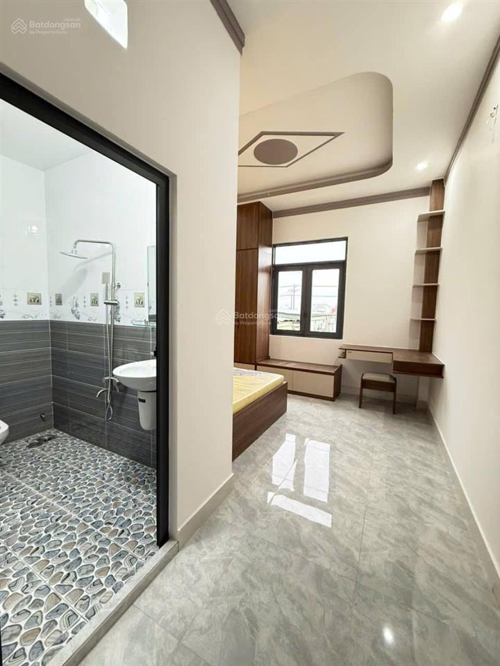 Chủ ngộp ngân hàng cần bán gấp căn nhà 1 trệt 2 lầu sổ hoàn công ,rẻ hơn các căn khác 300tr