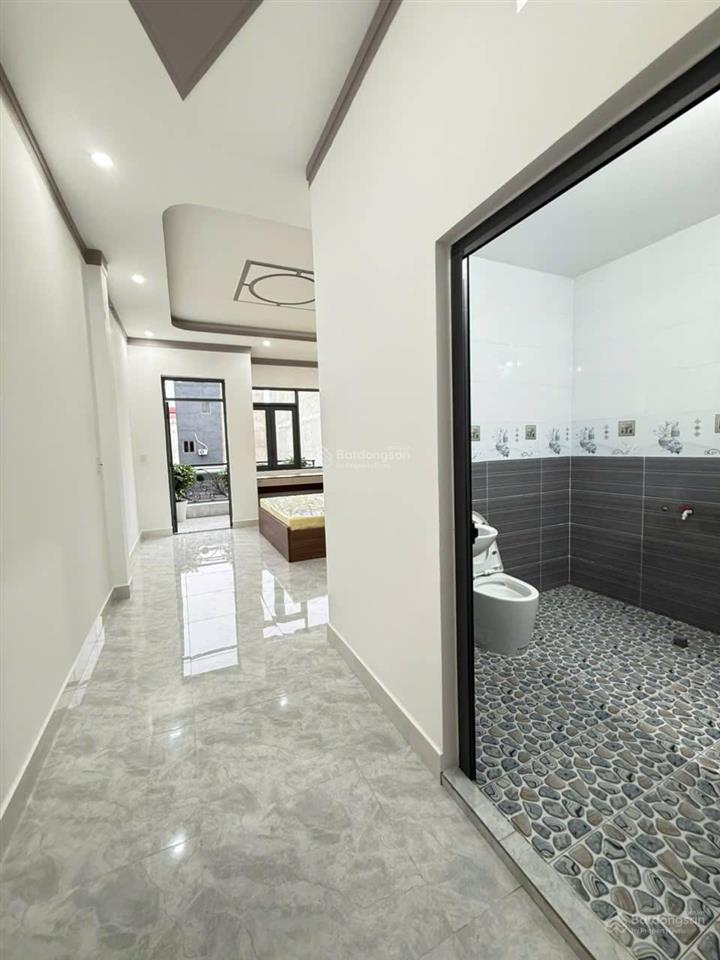 Chủ ngộp ngân hàng cần bán gấp căn nhà 1 trệt 2 lầu sổ hoàn công ,rẻ hơn các căn khác 300tr