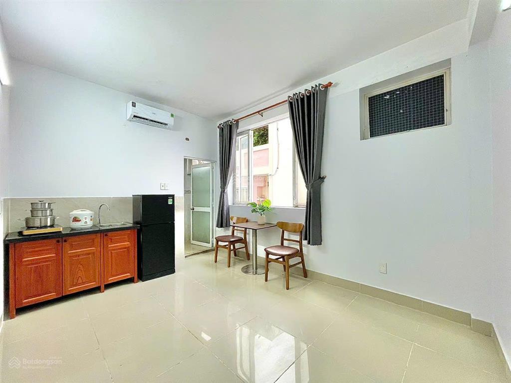 Phòng cửa sổ trời sạch sẽ an ninh  hoàng sa cầu lê văn sỹ