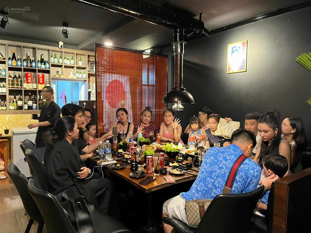 Sang nhượng mặt bằng phú mỹ hưng, quận 7, giá chuyển nhượng 350 triệu, giá thuê 44 triệu