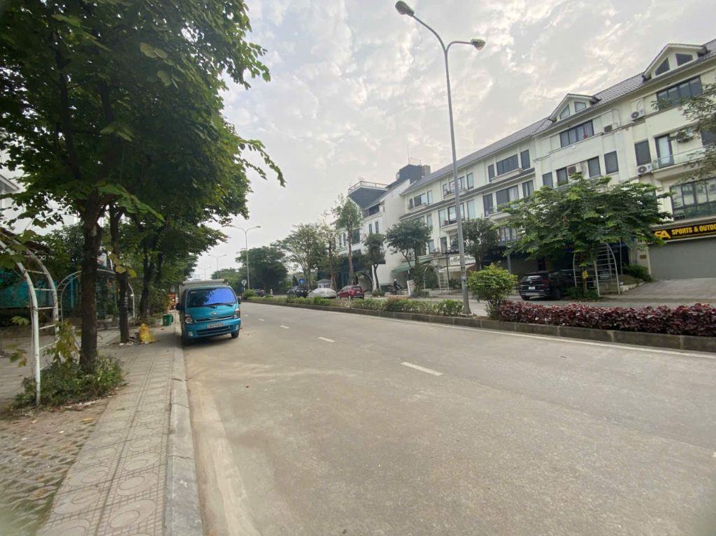 Bán shophouse 144m2 dãy D24 Geleximco, trục chính giá chỉ 31 tỷ