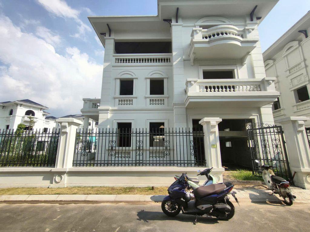 Chính chủ bán gấp biệt thự Vườn Cam, DT 433m2, lô góc trục chính 20m, giá chỉ 125tr/m2