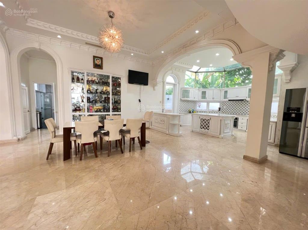 Hiếm bán biệt thự kề phú mỹ hưng, phong cách tân cổ điển, 600m2, giá rẻ, tiện ích đẳng cấp