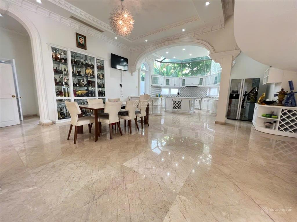 Hiếm bán biệt thự kề phú mỹ hưng, phong cách tân cổ điển, 600m2, giá rẻ, tiện ích đẳng cấp