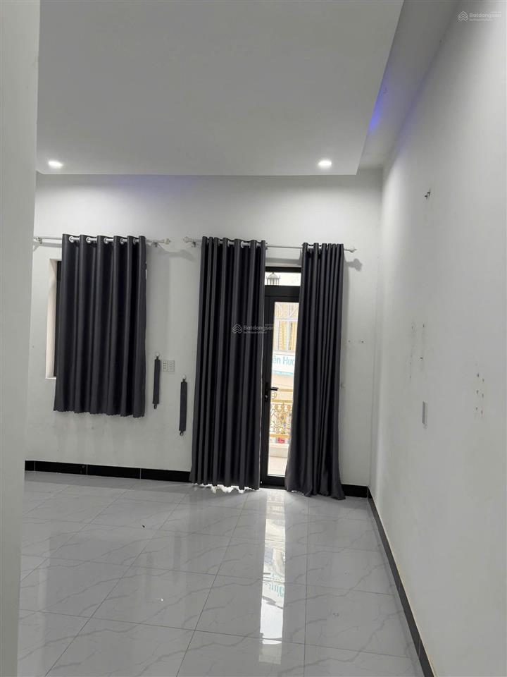 Cho thuê nhà cao cấp 1 trệt 2 lầu gần ngã tư miếu ông cù, 3 phòng ngủ, giá 10 triệu/tháng