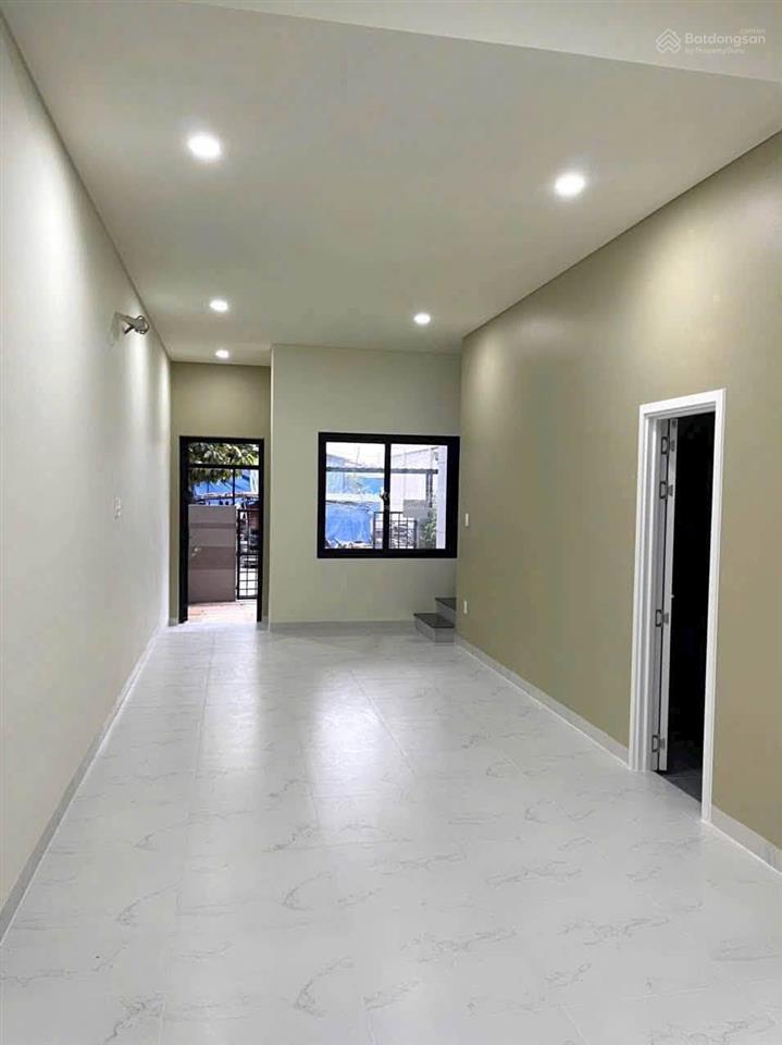 Cho thuê nhà phố hiện đại gần ngã tư bình chuẩn, 2 phòng ngủ, 1 phòng thờ, có nội thất giá 9 tr/th