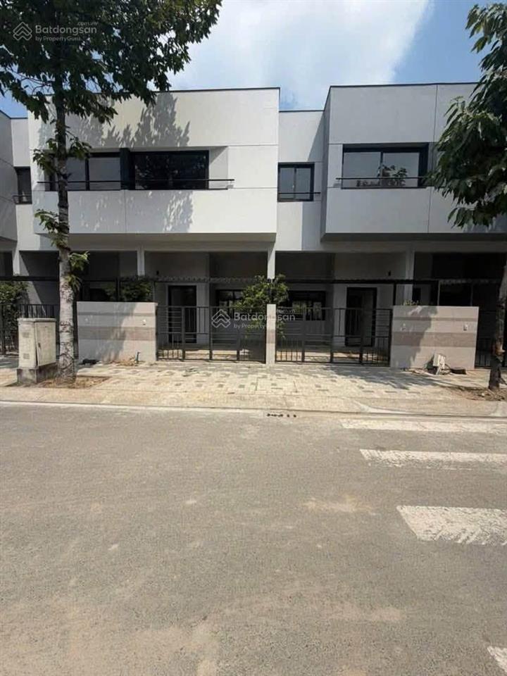 Cho thuê nhà phố hiện đại gần ngã tư bình chuẩn, 2 phòng ngủ, 1 phòng thờ, có nội thất giá 9 tr/th