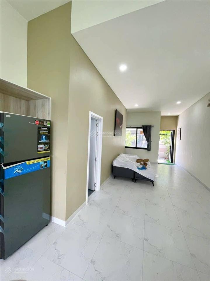 Cho thuê nhà phố hiện đại gần ngã tư bình chuẩn, 2 phòng ngủ, 1 phòng thờ, có nội thất giá 9 tr/th