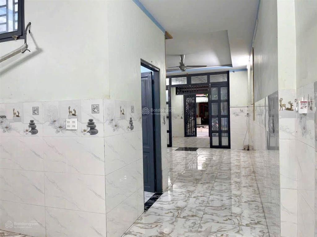 Cho thuê nhà trệt lầu 100m2 gần chợ phú an giáp thái hòa 3 phòng ngủ giá 7,5 tr/ th sân oto