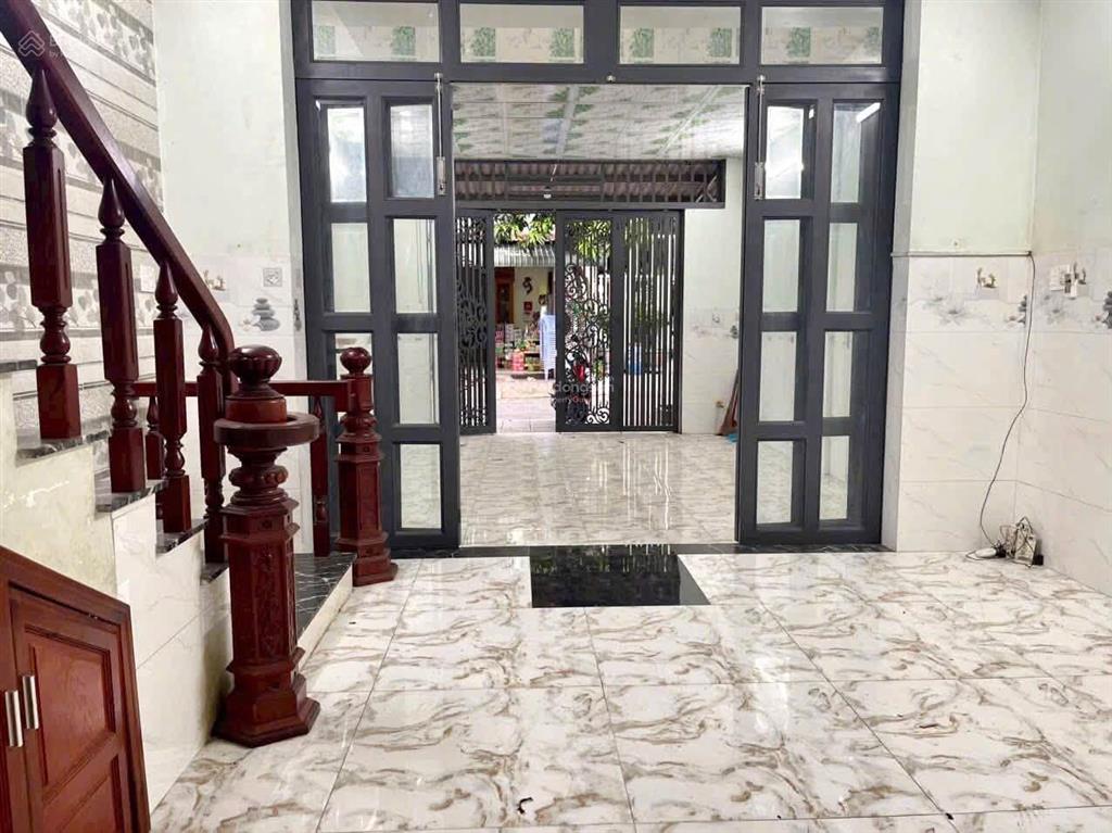 Cho thuê nhà trệt lầu 100m2 gần chợ phú an giáp thái hòa 3 phòng ngủ giá 7,5 tr/ th sân oto