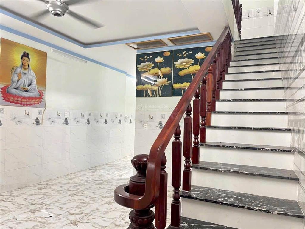 Cho thuê nhà trệt lầu 100m2 gần chợ phú an giáp thái hòa 3 phòng ngủ giá 7,5 tr/ th sân oto