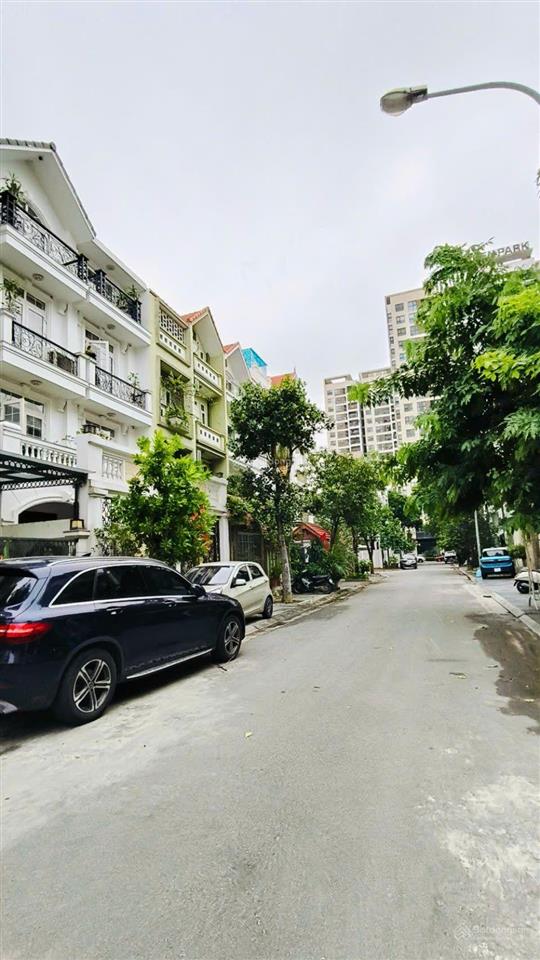 Chủ cần thanh khoản gấp căn bt việt hưng...siêu đẹp... 5 tầng ...thang máy... tặng toàn bộ nội thất