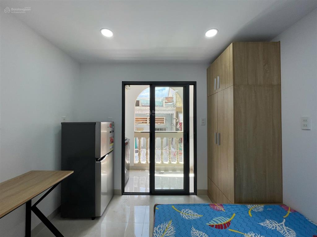 Phòng ban công tách bếp, full nội thất, máy giặt riêng. nhà mới xây 100%