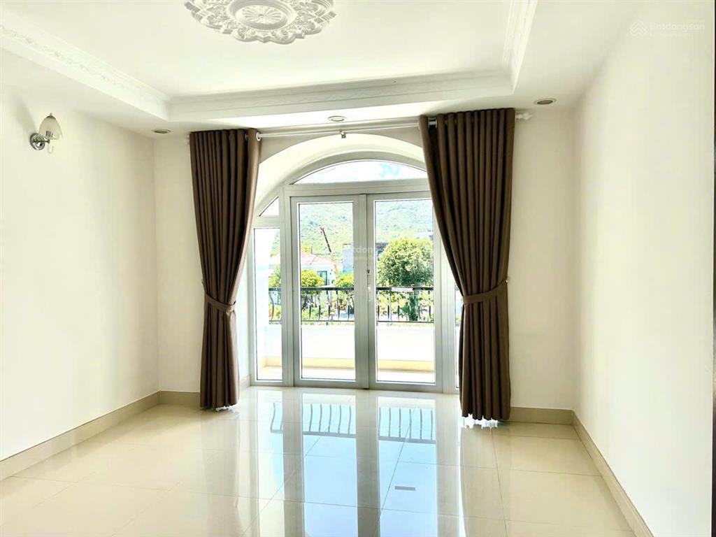 Cần cho thuê biệt thự 4 phòng ngủ tại khu đô thị biển an viên.