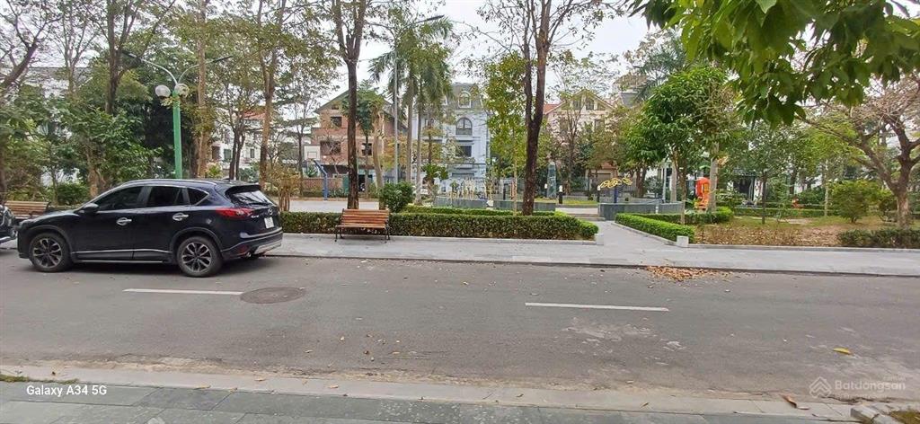 Bán nhà biệt thự khu đô thị việt hưng, 285 triệu / m2, 223 m2, chính chủ