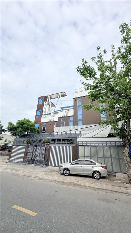 Tôi là chủ nhà. tôi cho thuê nhà có 1 kiot, 2 phòng ngủ, đầy đủ máy lạnh, máy giặt, tủ lạnh, nệm