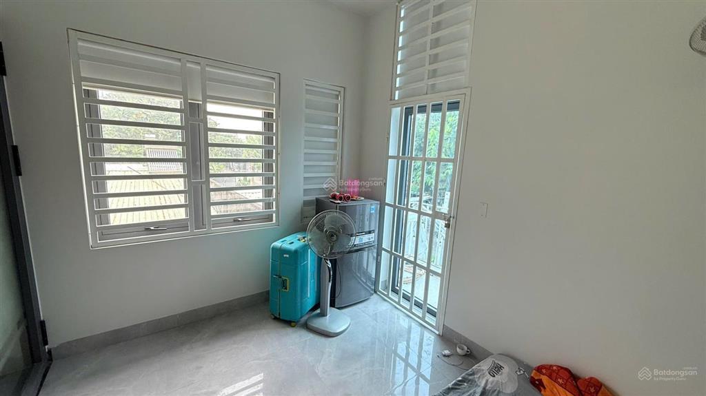Tôi là chủ nhà. tôi cho thuê nhà có 1 kiot, 2 phòng ngủ, đầy đủ máy lạnh, máy giặt, tủ lạnh, nệm