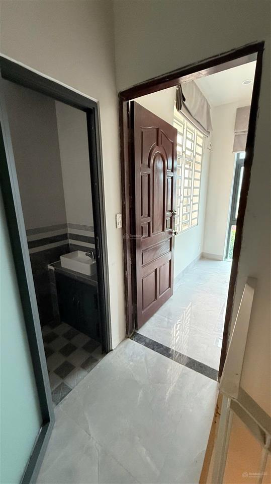 Tôi là chủ nhà. tôi cho thuê nhà có 1 kiot, 2 phòng ngủ, đầy đủ máy lạnh, máy giặt, tủ lạnh, nệm