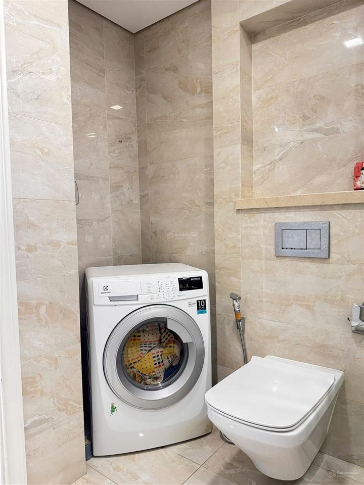 Giá tốt! vào ở ngay căn hộ 1pn 53m2 giá thuê 21 triệu/th vinhomes golden river 0979 934 ***