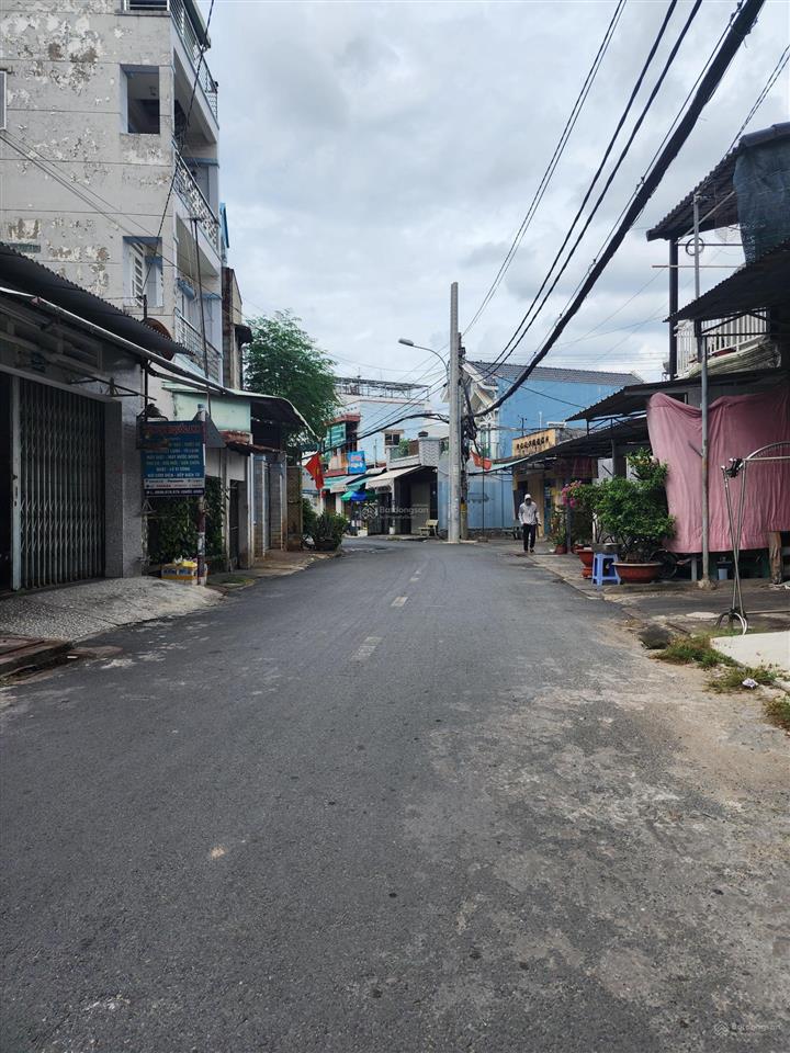 Hóc môn  mặt tiền lê thị ri  đường xe tải thông tứ phía  118m2. giá 6,3 tỷ.