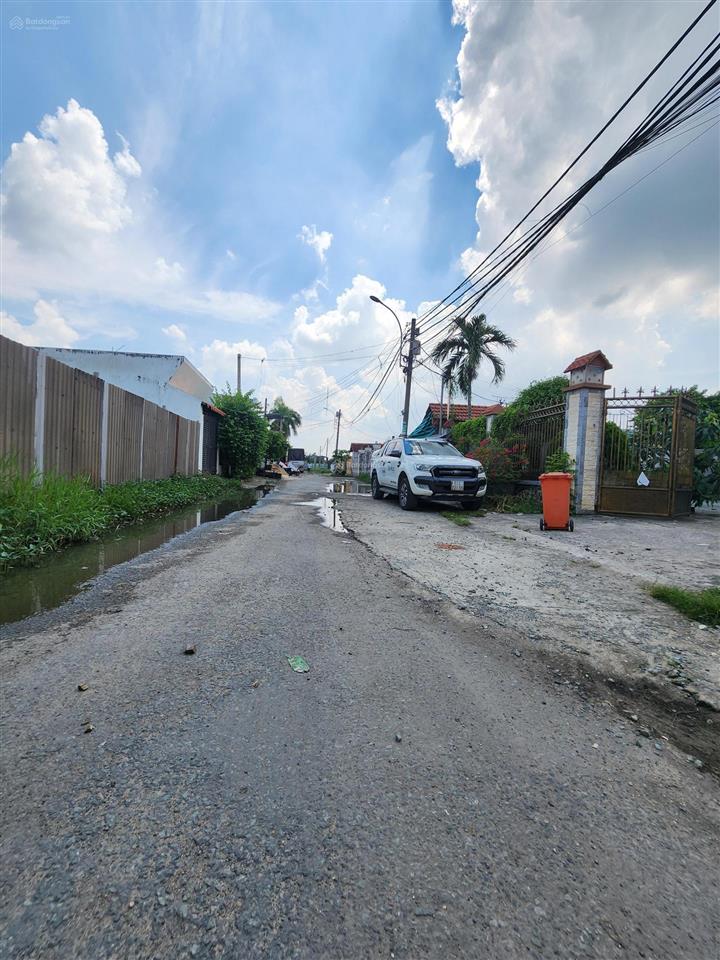 Bán nhà 1/ dương công khi. 97m2. 2 tầng. 3pn. giá chỉ 2,35 tỷ.