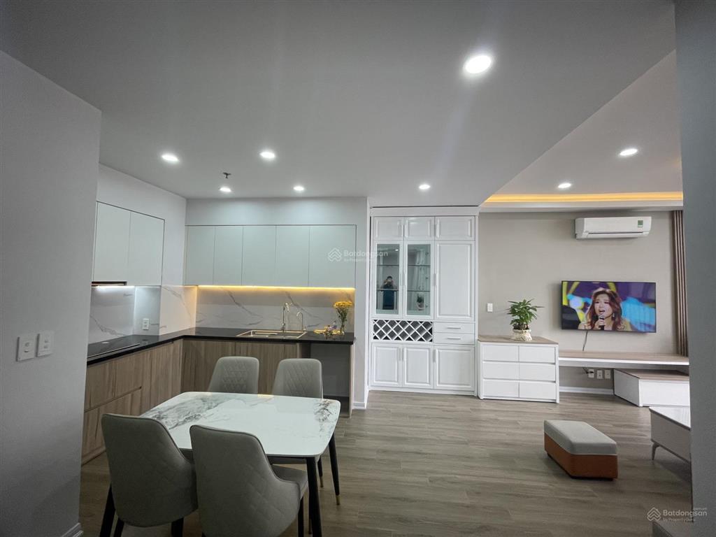 Cần bán nhanh căn hộ usilk city dt 100m2 gồm 3pn, 2wc, tầng trung hoàn thiện đẹp, có slot ô tô.