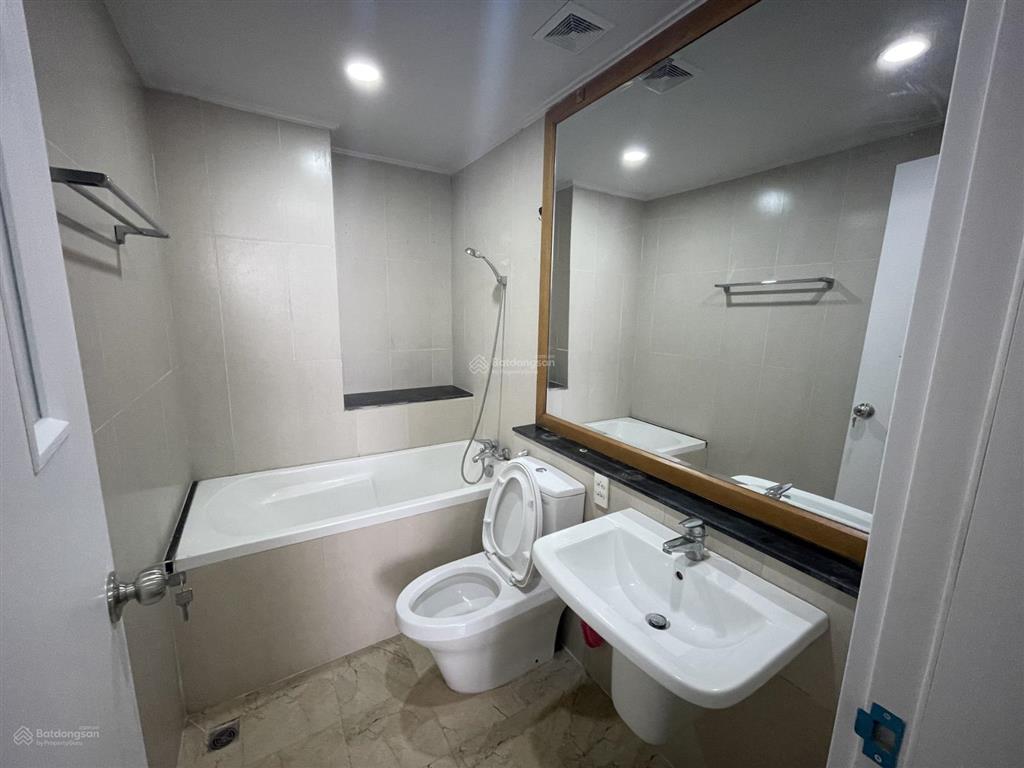 Cần bán nhanh căn hộ usilk city dt 100m2 gồm 3pn, 2wc, tầng trung hoàn thiện đẹp, có slot ô tô.