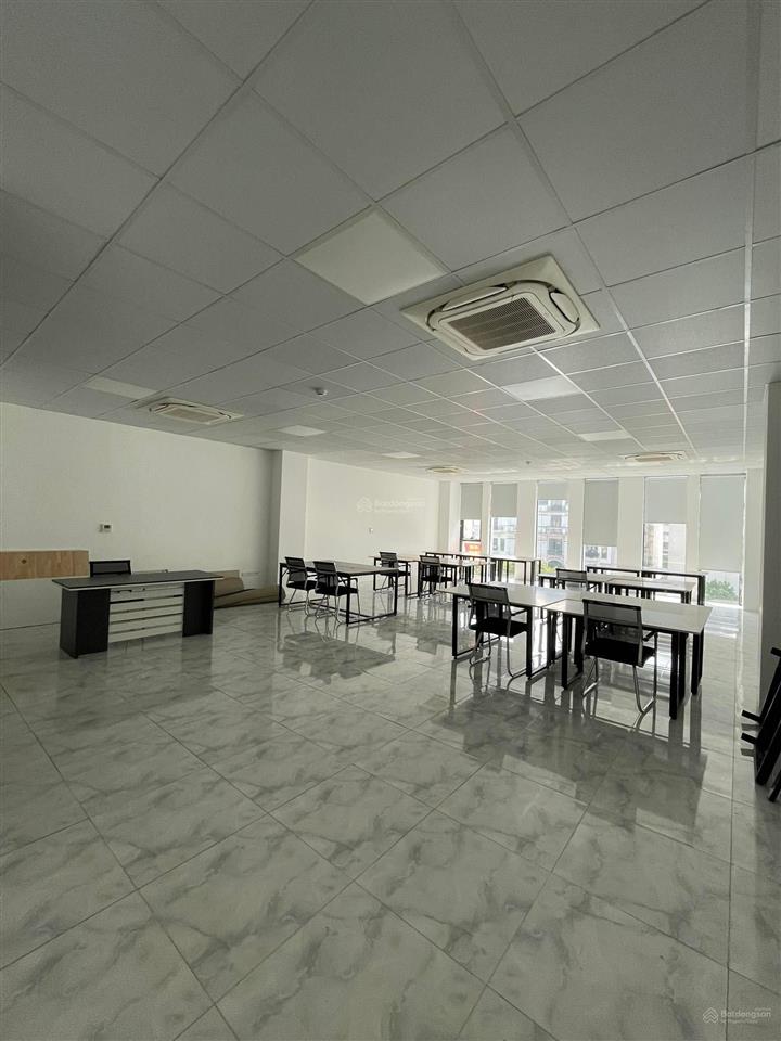 Cho thuê văn phòng duy tân dt 130m2 giá 25tr chính chủ giá rẻ tòa nhà mới xây xong