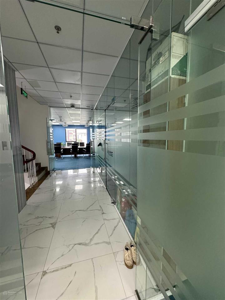 Cho thuê văn phòng duy tân dt 130m2 giá 25tr chính chủ giá rẻ tòa nhà mới xây xong