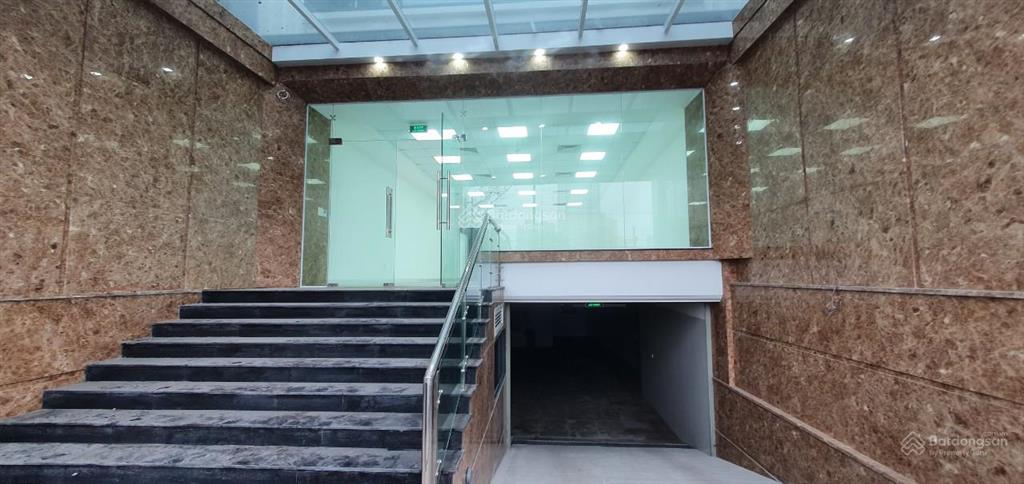 Cho thuê cửa hàng tại giải phóng, 20 triệu/th, 100m2, mặt tiền 10m, hàng hiếm tốt