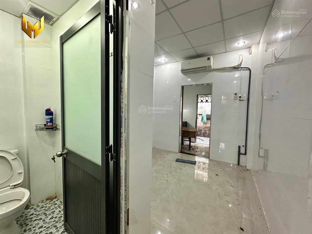 Cho thuê nhà nguyên căn ngay trung tâm quận 1 đường võ văn kiệt, có máy lạnh, dtich 72m2