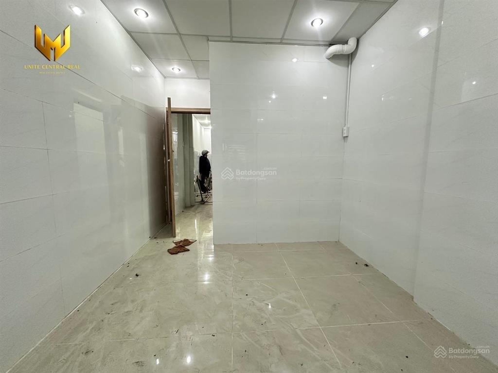 Cho thuê nhà nguyên căn ngay trung tâm quận 1 đường võ văn kiệt, có máy lạnh, dtich 72m2