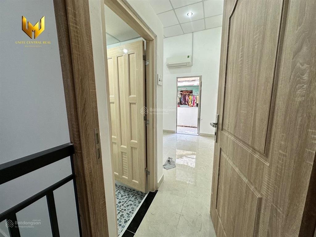Cho thuê nhà nguyên căn ngay trung tâm quận 1 đường võ văn kiệt, có máy lạnh, dtich 72m2