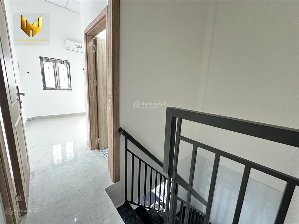 Cho thuê nhà nguyên căn ngay trung tâm quận 1 đường võ văn kiệt, có máy lạnh, dtich 72m2